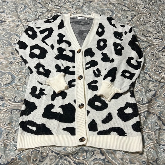 blakely Sweaters - EUC Blakely acrylic leopard cardigan